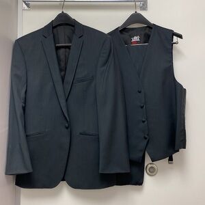 Men's dark gray 3 piece suit
